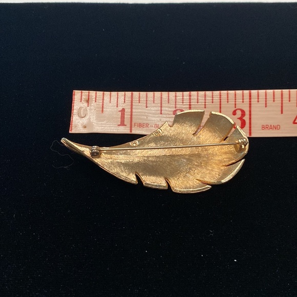 Vintage Gold Leaf Textured Brooch - Picture 3 of 3
